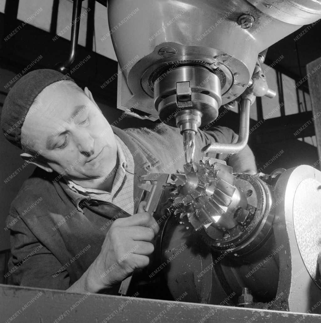 Szerszámipar - Marós munka közben