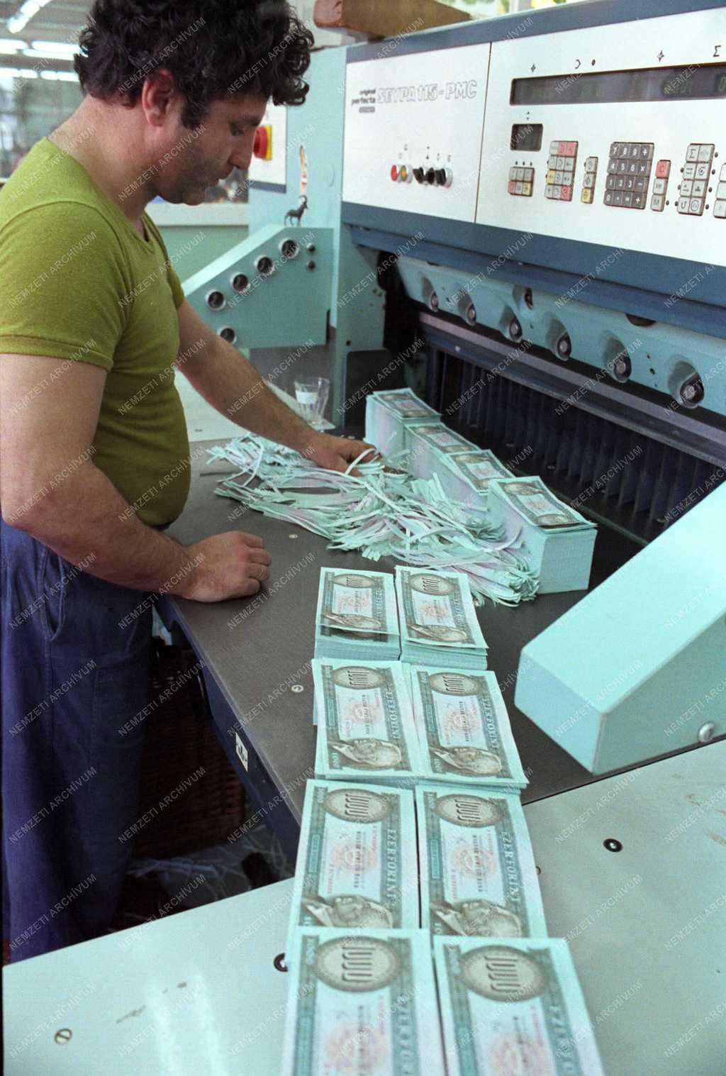 Pénzügy - Hatvanéves a forint