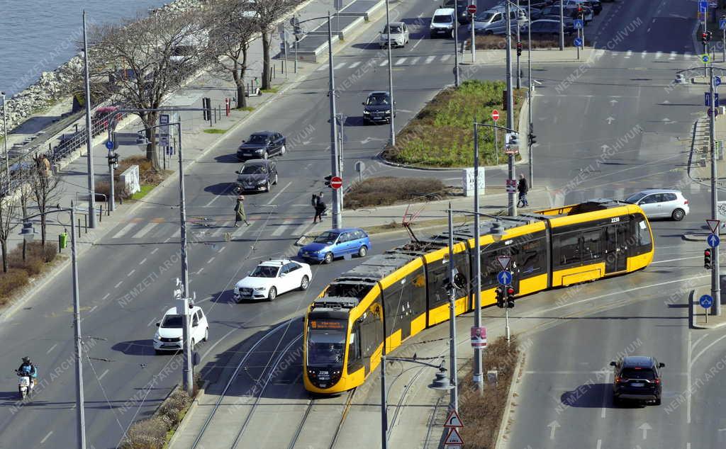 Közlekedés - Budapest - Villamos a Szent Gellért téren