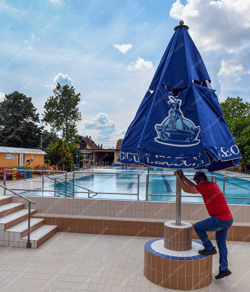 Szabadidő - Debrecen - Strand nyitás előtt