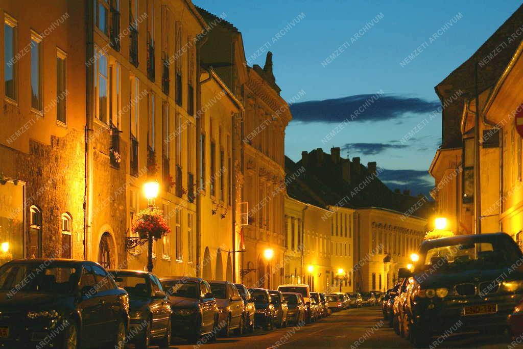 Budapest - Városkép - A budavári Úri utca esti fényben