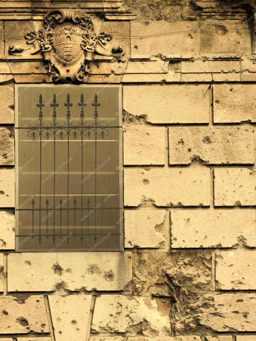 Budapest - Háborús sérülések a hajdani Honvédelmi Minisztérium épületén