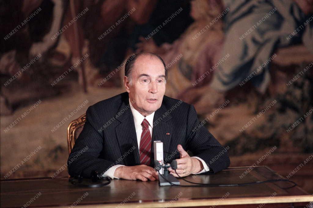 Külpolitika - Kádár János Párizsban