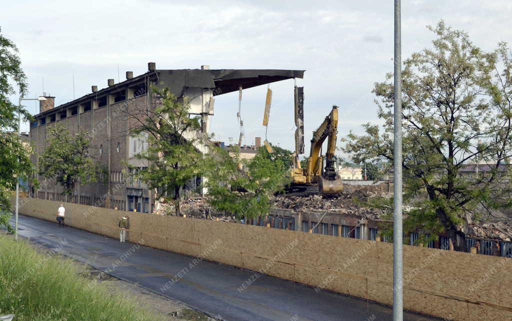 Épületbontás - Budapest - Bontják a Hidegkuti Nándor Stadiont