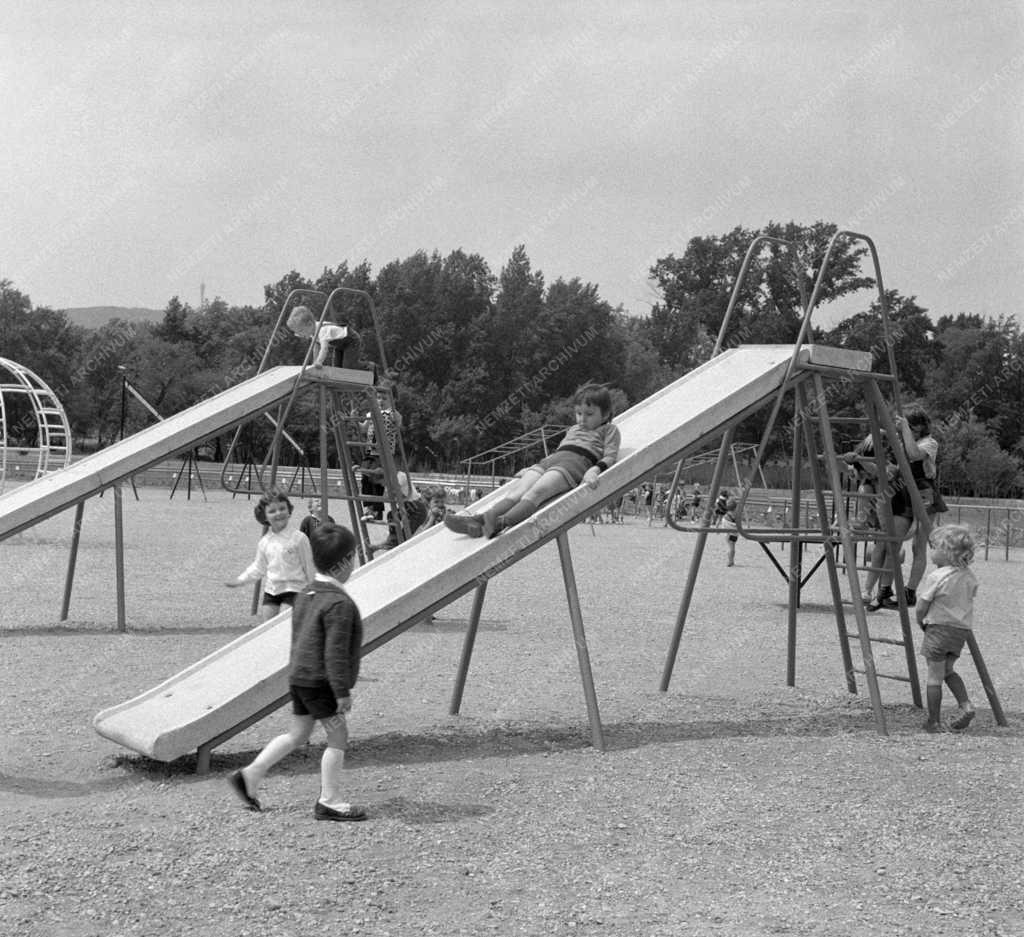 Szabadidő - Játszótér a Május 9. parkban