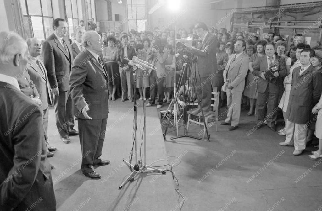 Belpolitika - Kádár János az Akkumulátor és Szárazelemgyárban