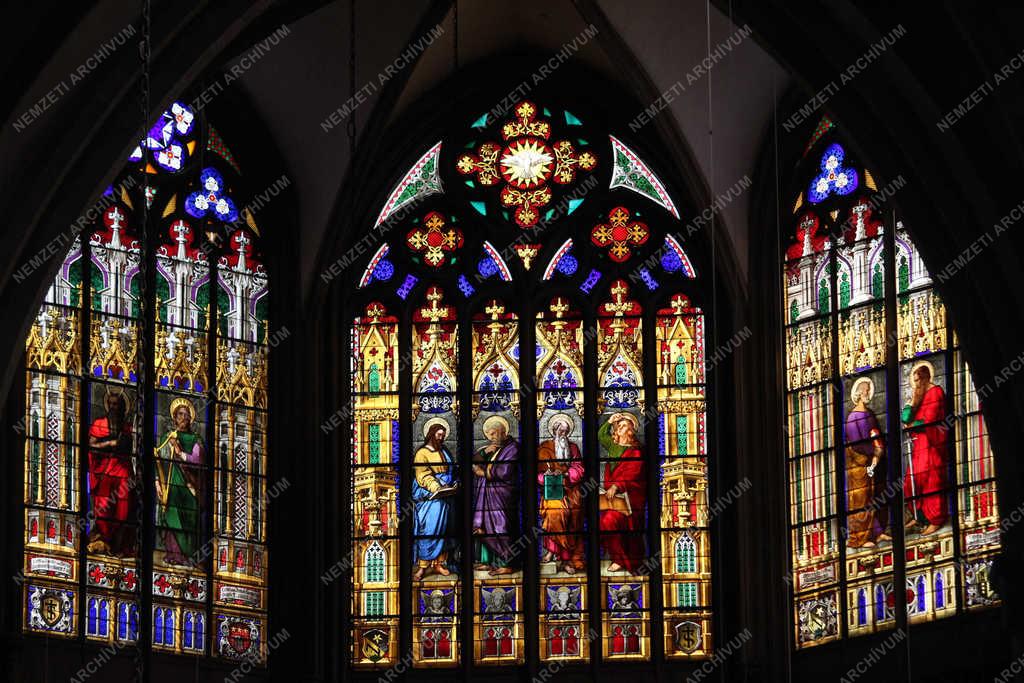 Egyházi épület - Bázel - A katedrális üvegablakai