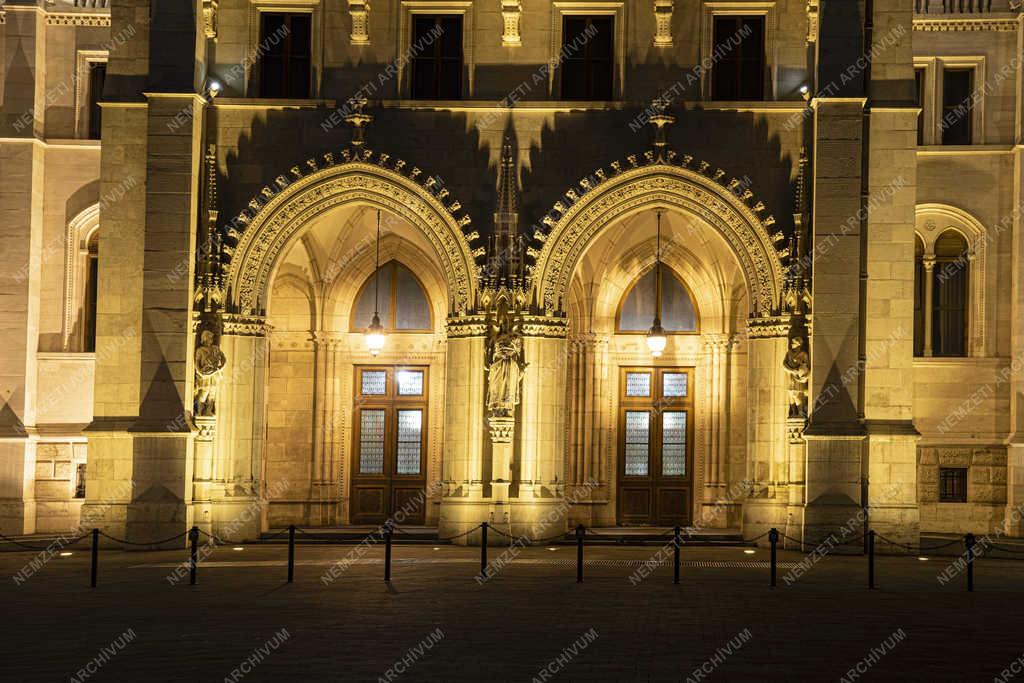 Városkép - Budapest - A Parlament esti kivilágításban