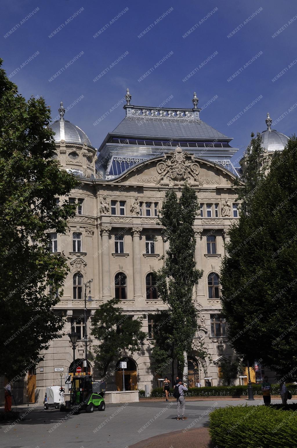 Műemlékvédelem - Budapest - Megújul az Adria-palota