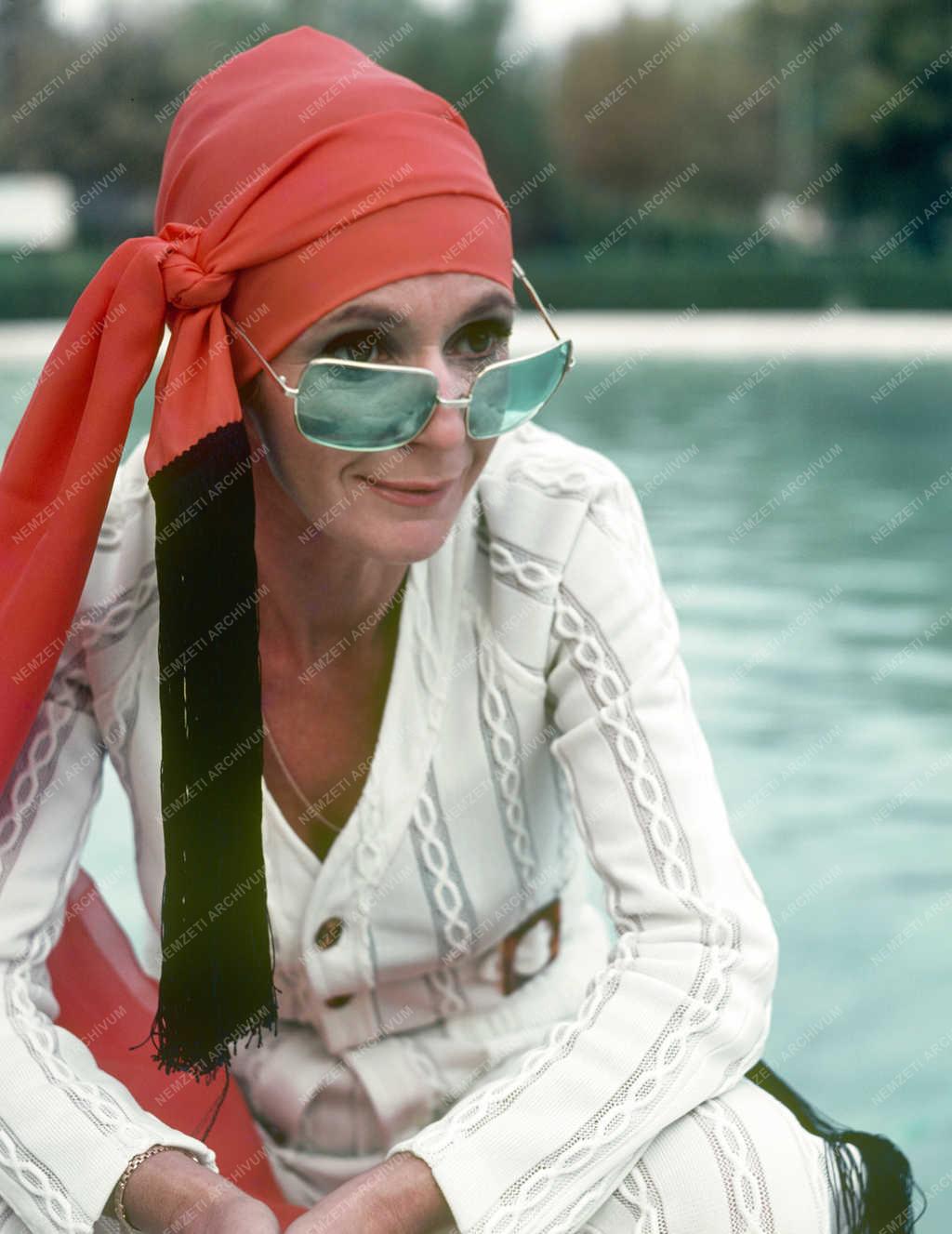 Színház - Psota Irén színésznő szabadtéri fotózáson