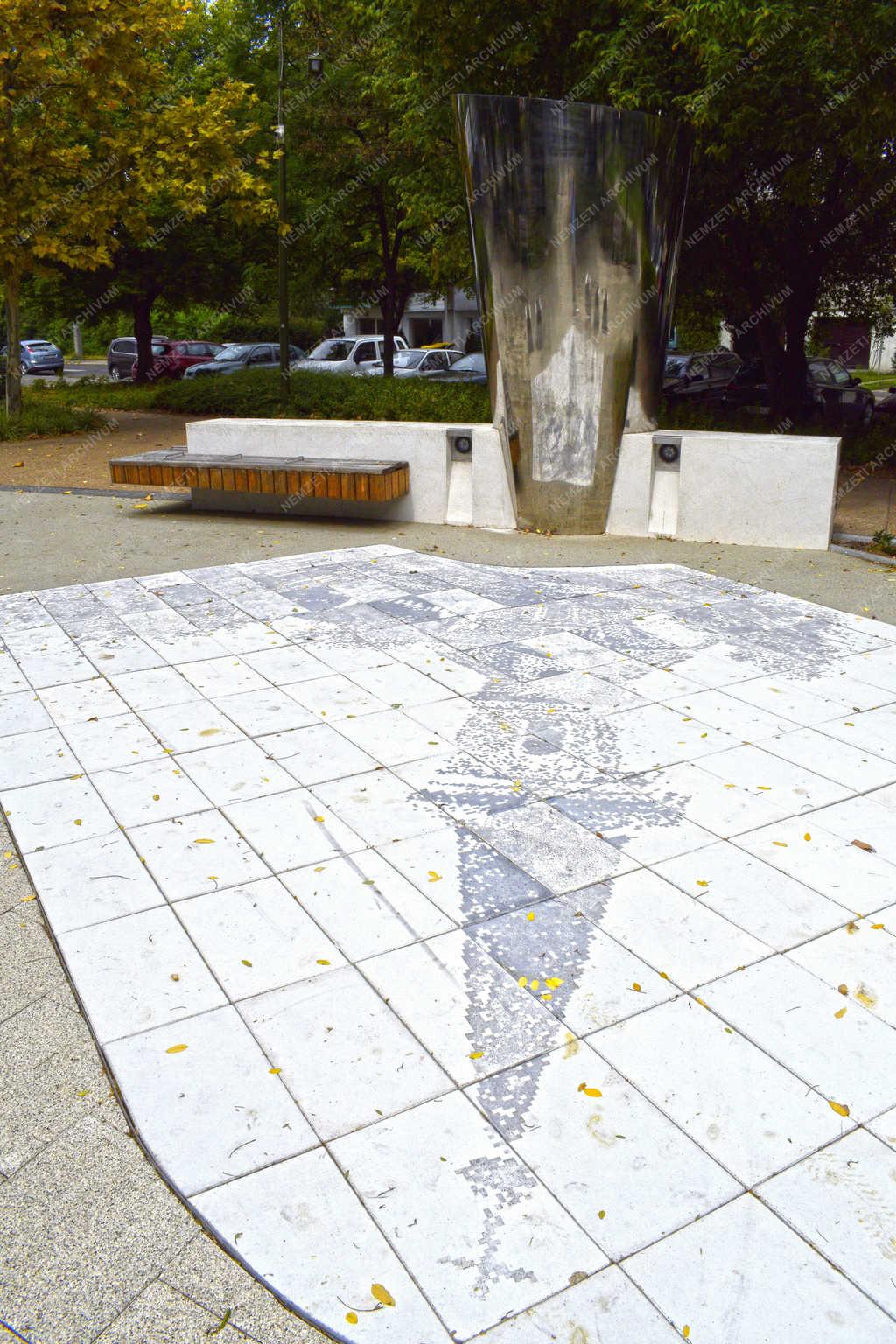 Köztéri szobor - Budapest - Anamorfózis oszlop