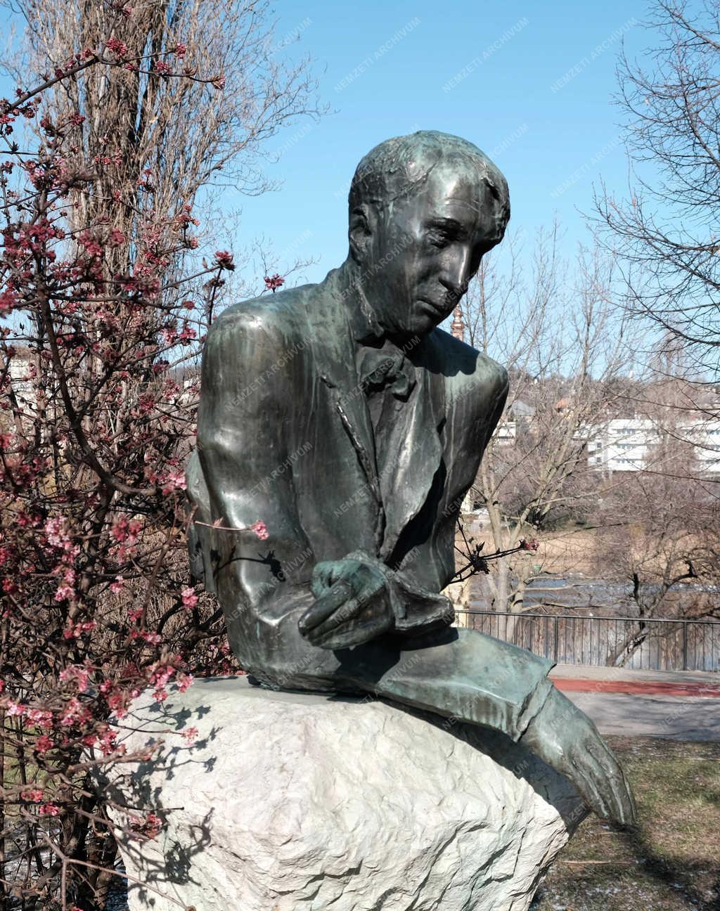 Köztéri szobor - Budapest - Kosztolányi Dezső
