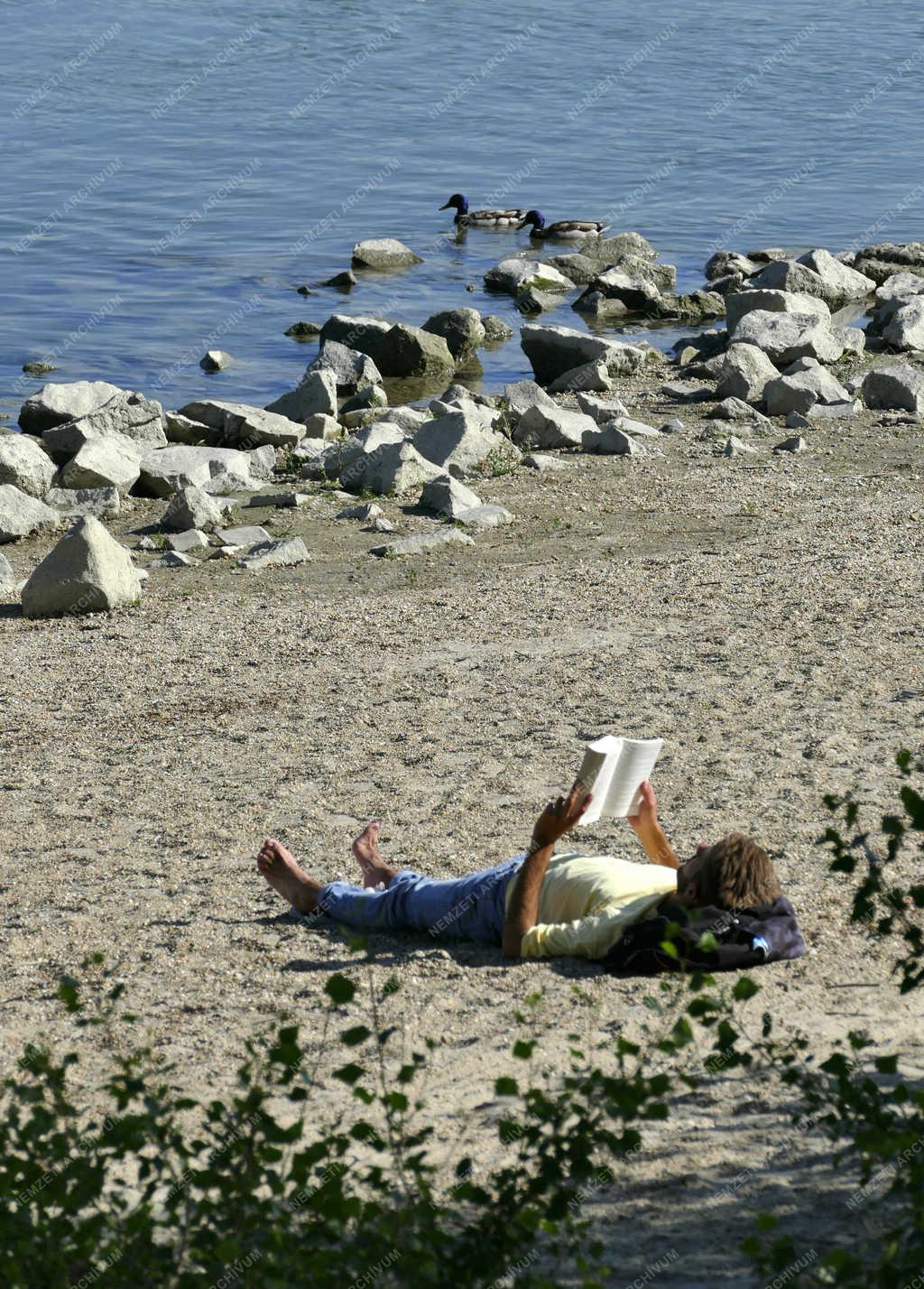 Szabadidő - Budapest - Levegőző fiatal a Duna-parton