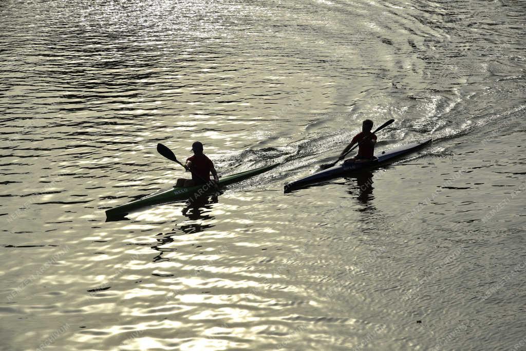 Vizisport - Budapest - Kajakozók edzés közben