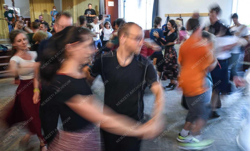 Hagyomány - Kalotaszentkirály - Néptánc és népzene tábor 