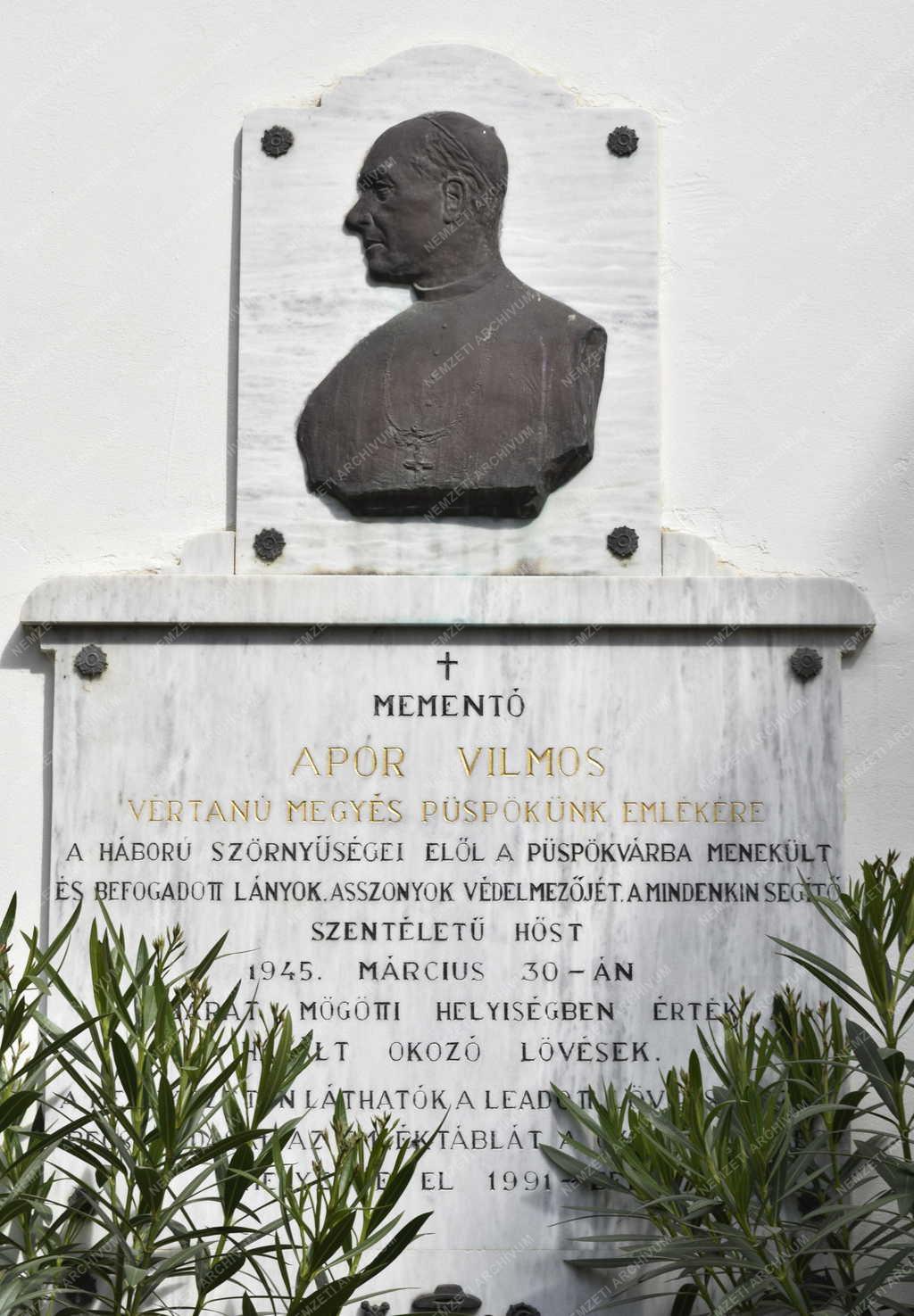 Egyház - Győri Püspökvár - Boldog báró altorjai Apor Vilmos emléktábla