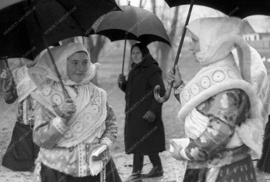 Néphagyomány - Népviseletbe öltözött lányok