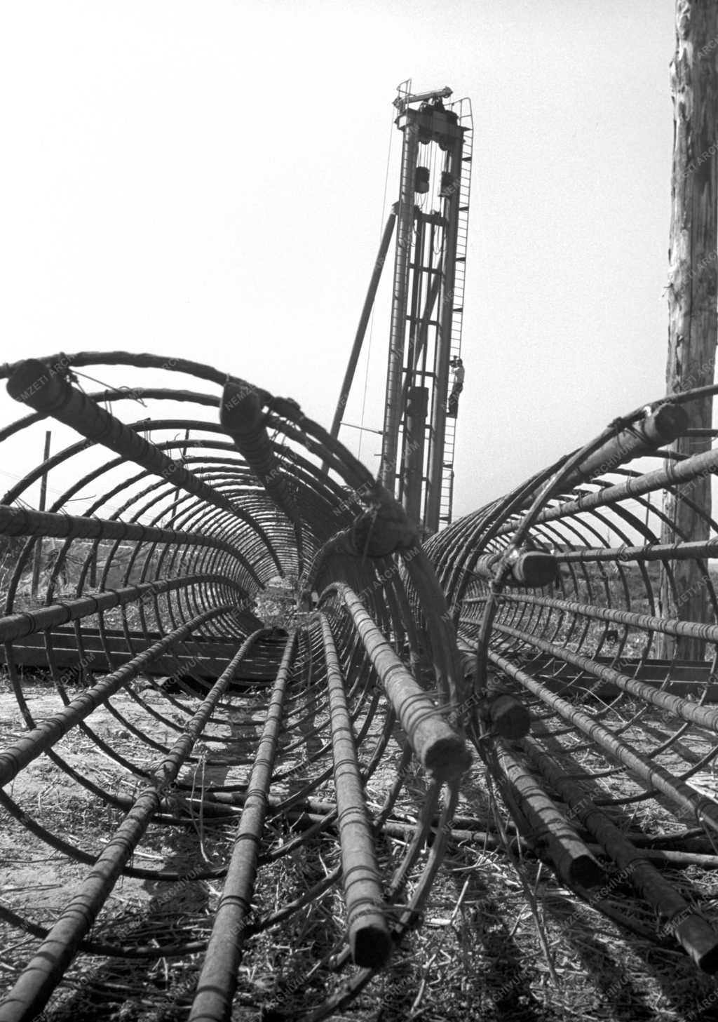 Építőipar - Lengyel gyártmányú cölöpverő gép próbája 