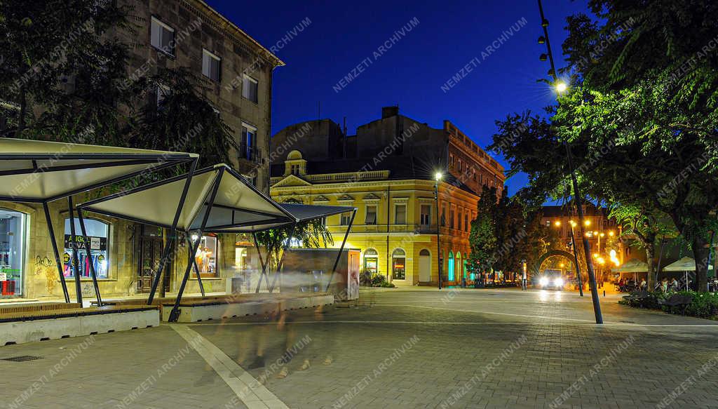Városkép - Debrecen - Dósa nádor tér esti kivilágításban