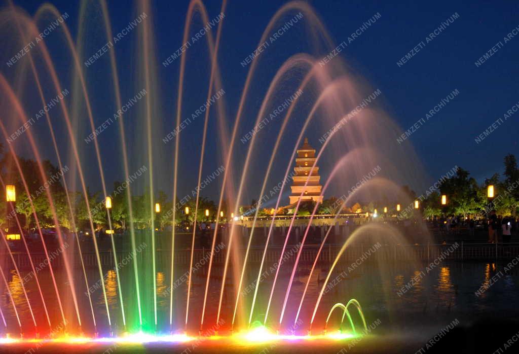 Kína - Hszian - Fényjáték a nagy vadlúd pagodánál