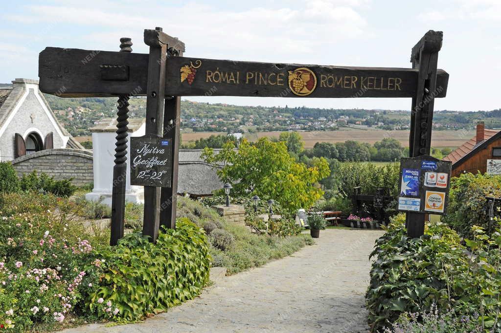 Táj, város - Hévíz - Római Pince Étterem