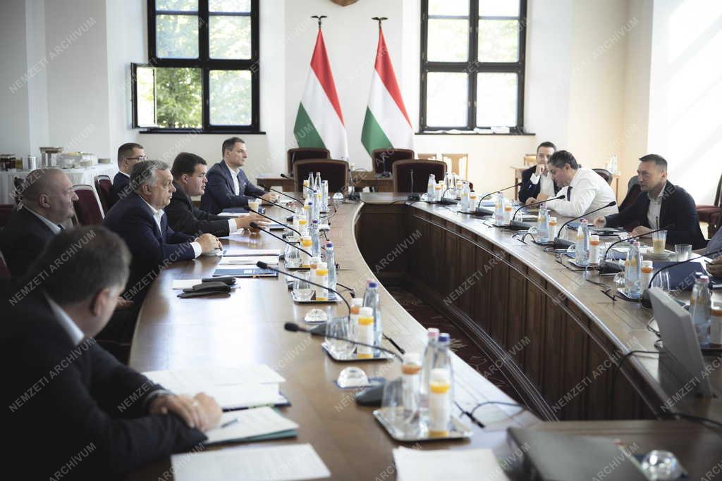 Orbán Viktor: energia-veszélyhelyzet van Európában - a kormánykabinet ülése 
