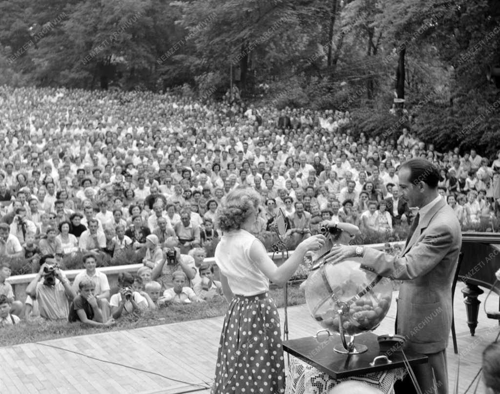 Szerencsejáték - Lottó-sorsolás Siófokon