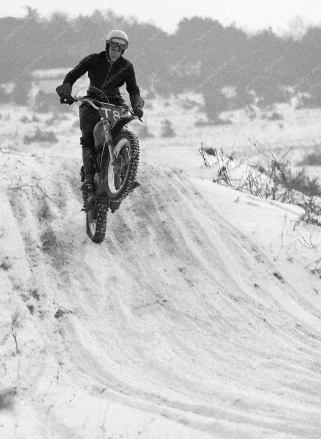 Sport - Motokrossz edzés havas pályán