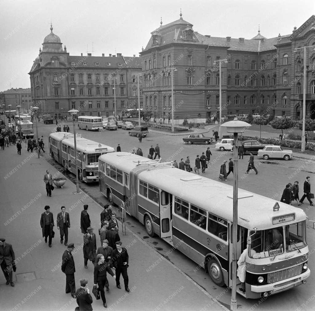Közlekedés - Személyszállítás - Dolgozói járat a győri vagongyárban