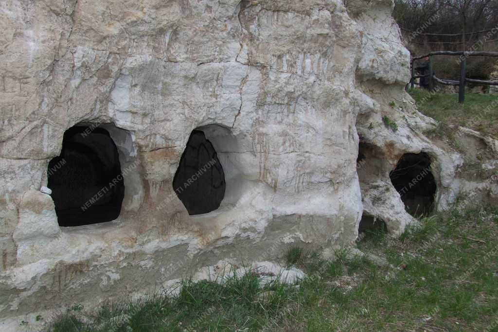 Szegénység - Barlanglakás