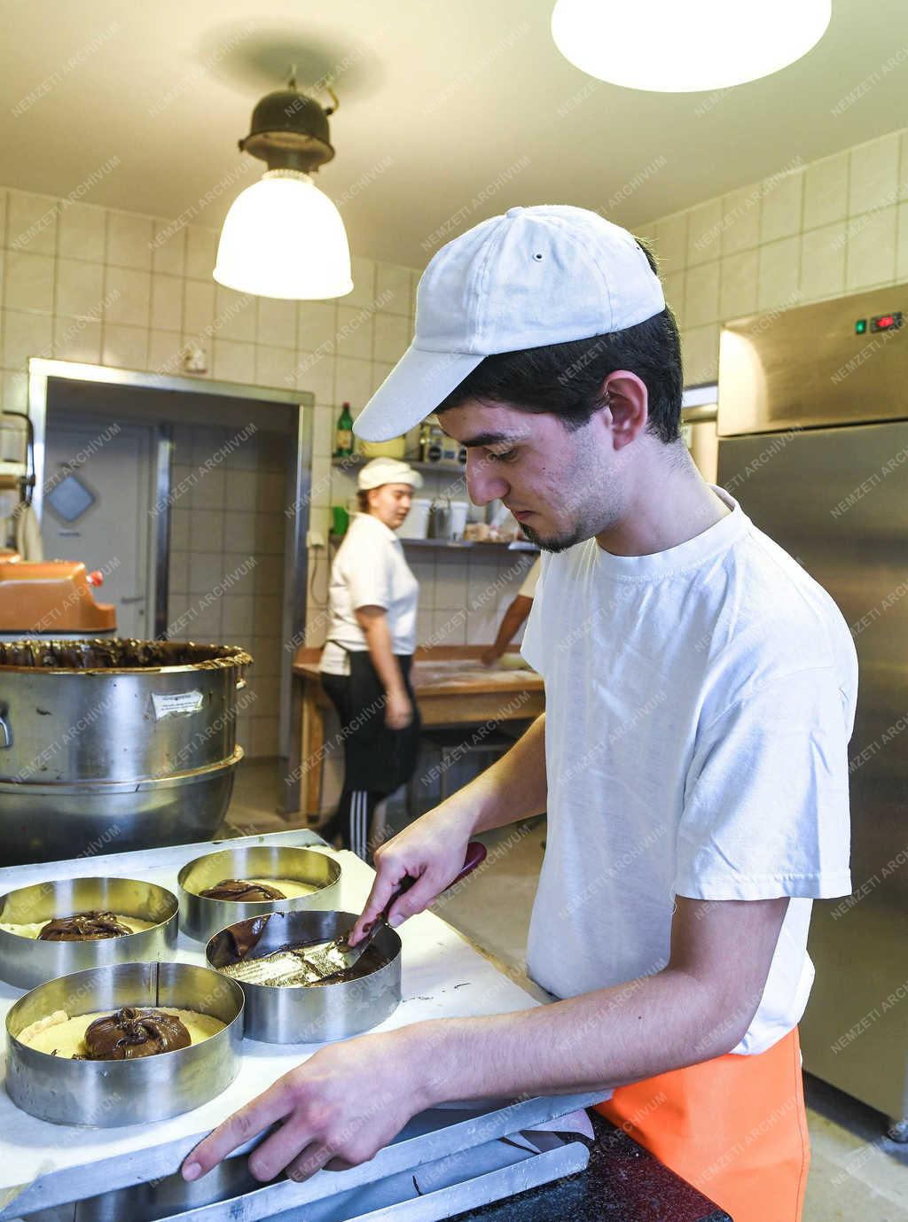 Szakképzés - Debrecen - Cukrász tanulók gyakorlaton