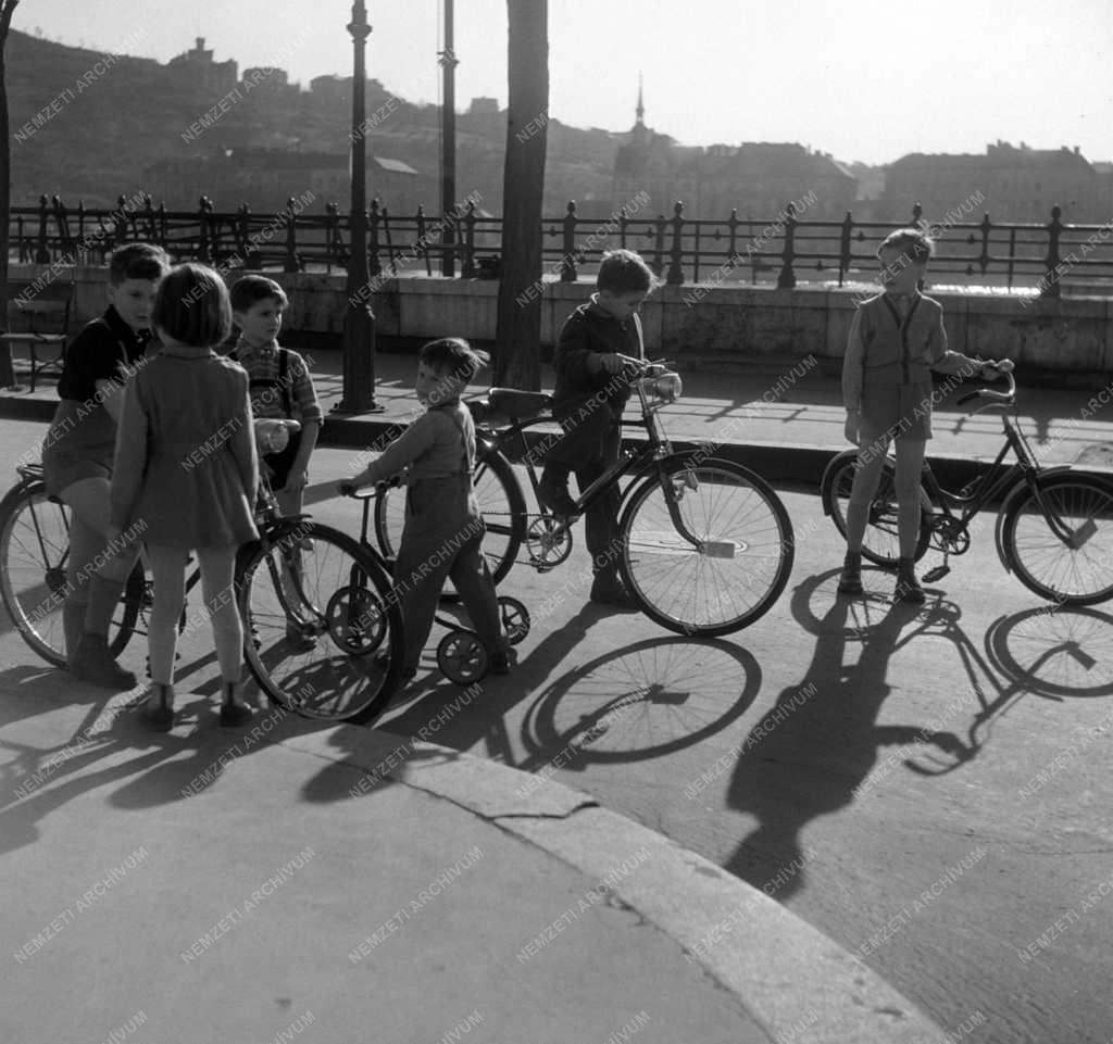 Szabadidő - Duna-korzó - Kerékpározó gyerekek