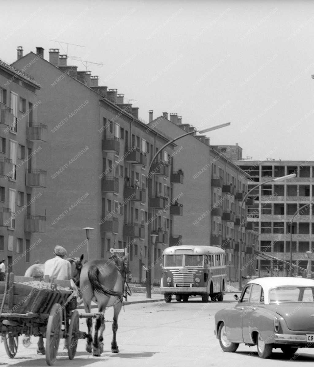 Városkép-életkép - Forgalom a pécsi Uránvárosban