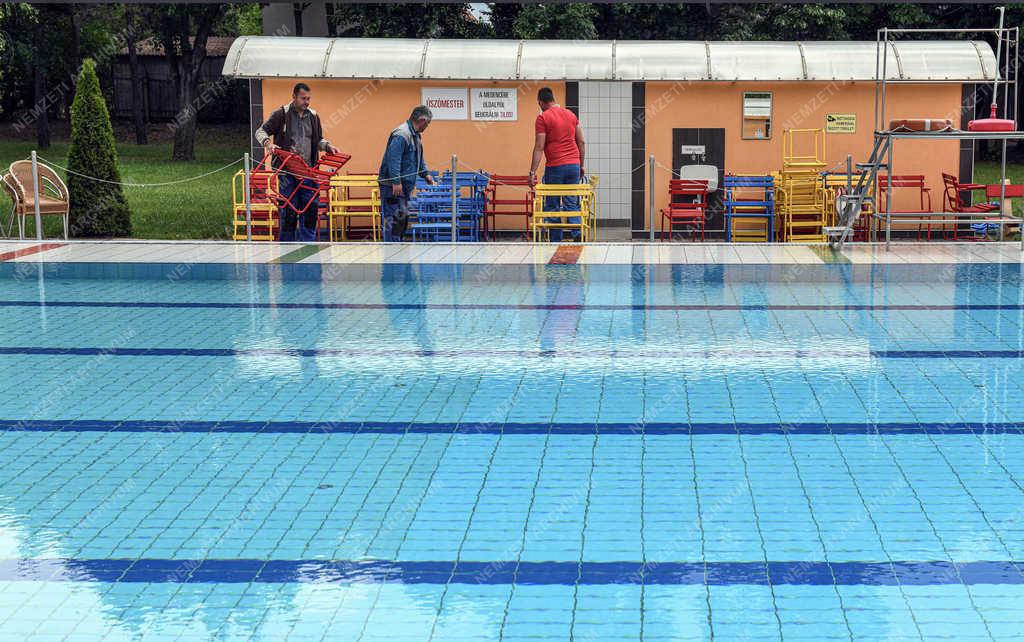Szabadidő - Debrecen - Strand nyitás előtt