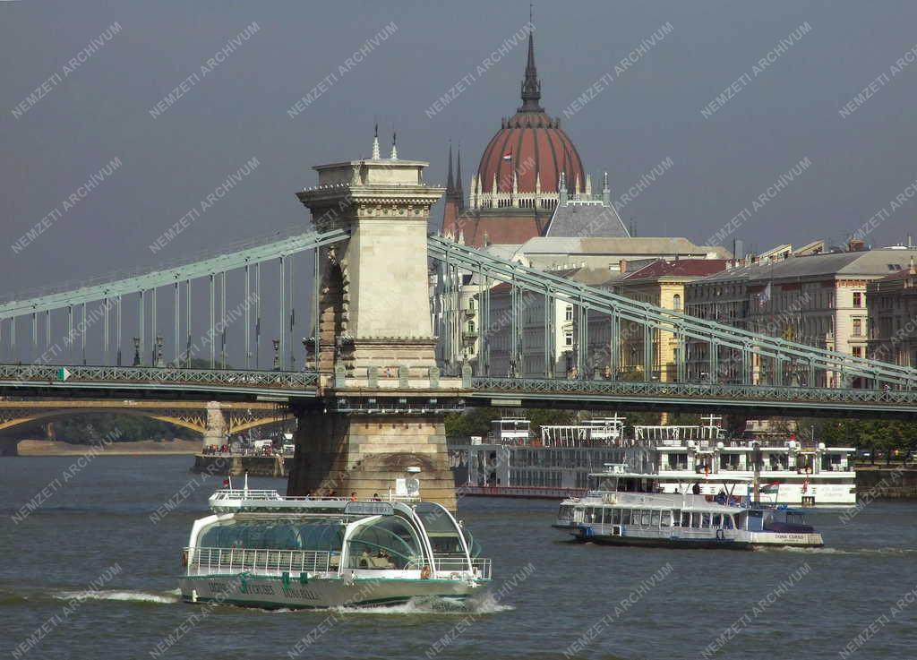 Idegenforgalom - Budapest - Sétahajók a Dunán