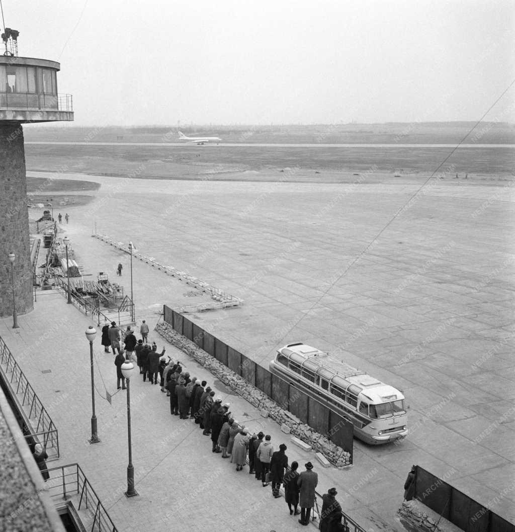 Közlekedés - Újra indult a MALÉV belföldi légijárat Debrecenbe