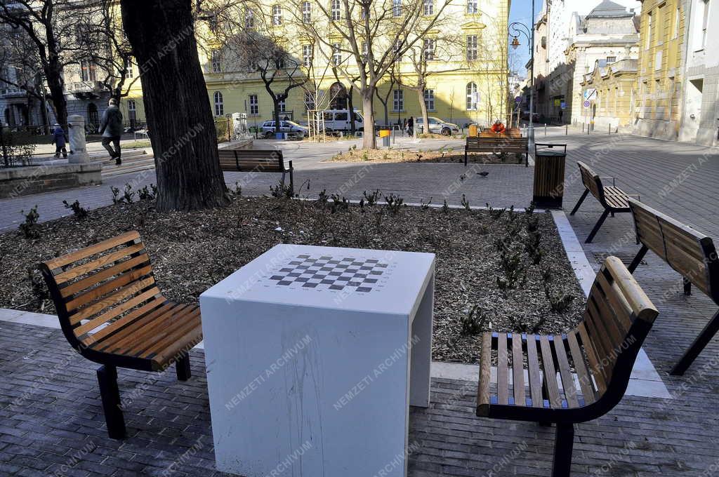 Településfejlesztés - Budapest - Felújították a Bakáts teret
