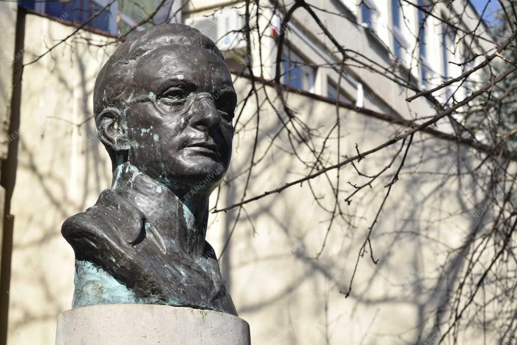 Városkép - Budapest - Gelléri Andor Endre mellszobra Óbudán