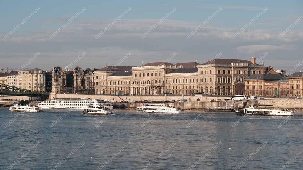 Turizmus - Budapest - Sétahajók a Dunán