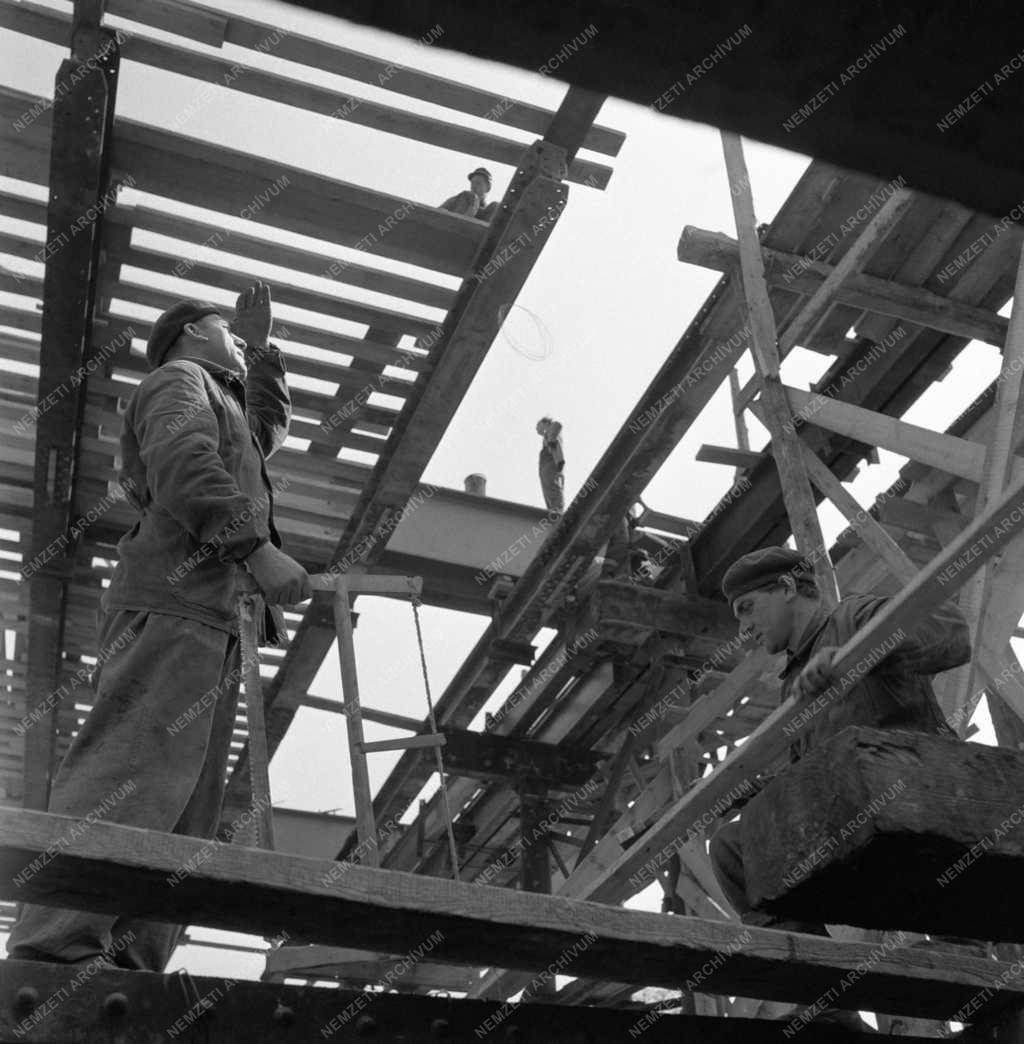 Építőipar - Közlekedés - Épül a Déli pályaudvar