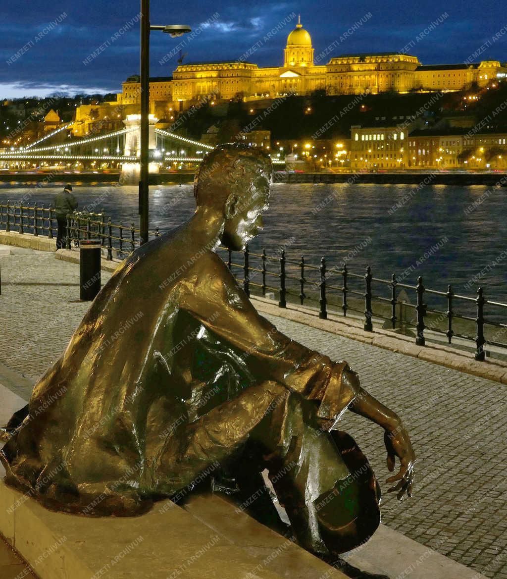 Köztéri szobor - Budapest - József Attila a Dunánál