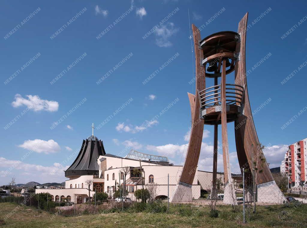 Egyház - Budapest - Szent Angyalok templom a gazdagréti lakótelepen