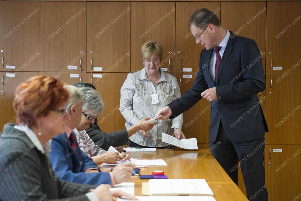 OGY2014 - Fidesz - Navracsics Tibor szavaz