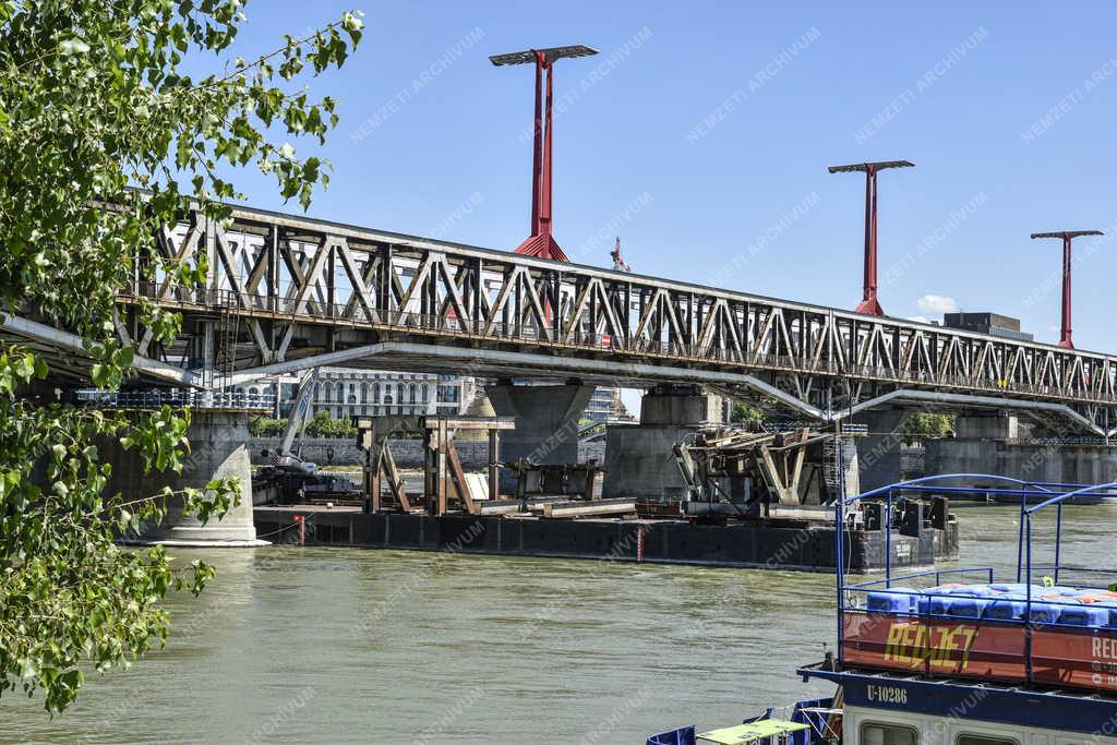 Közlekedés - Budapest - Összekötő vasúti híd