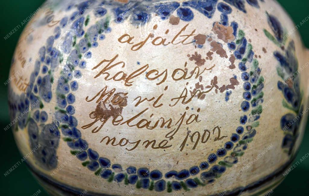 Múzeum - Debrecen - Kiállítás népművészeti kerámiákból