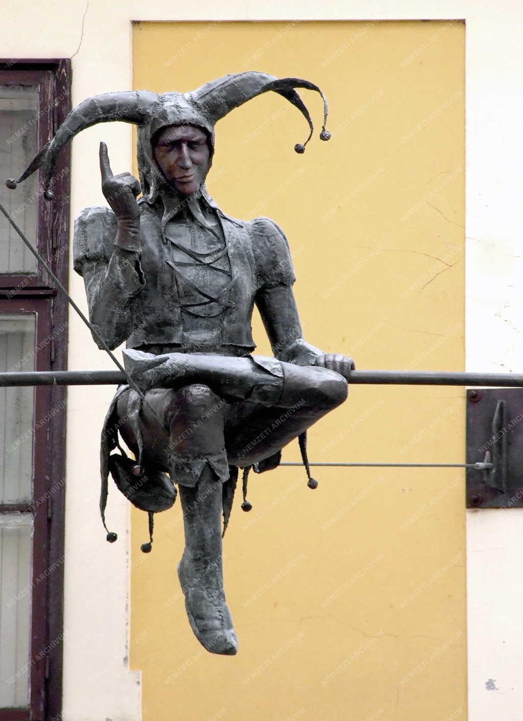 Köztéri szobor - Székesfehérvár - Udvari bolond a magasban