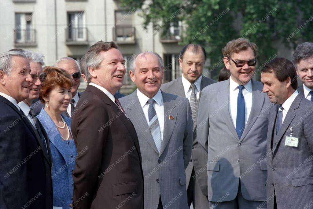 Külpolitika - Gorbacsov baráti látogatása Budapesten