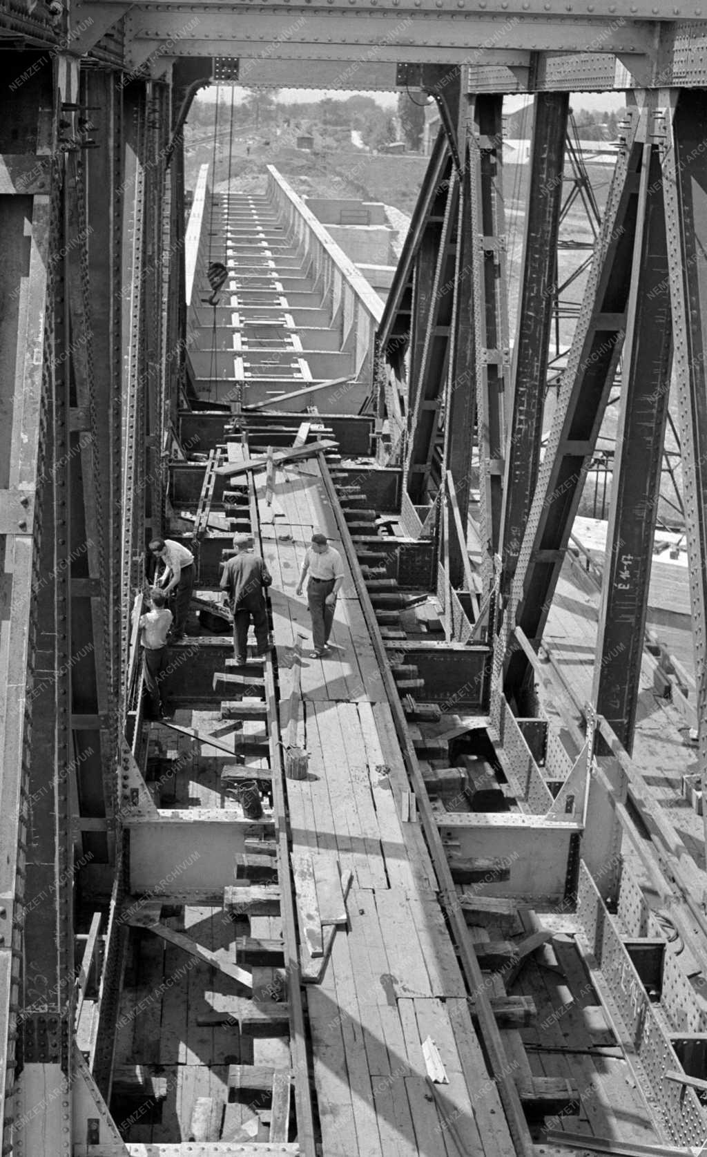 Közlekedés - Kétvágányú vasúti híd épül a Rába folyó felett Győrnél 