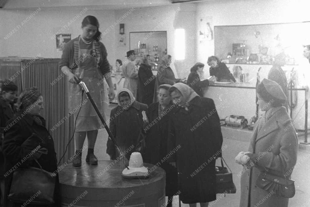 Kereskedelem - Porszívó bemutató