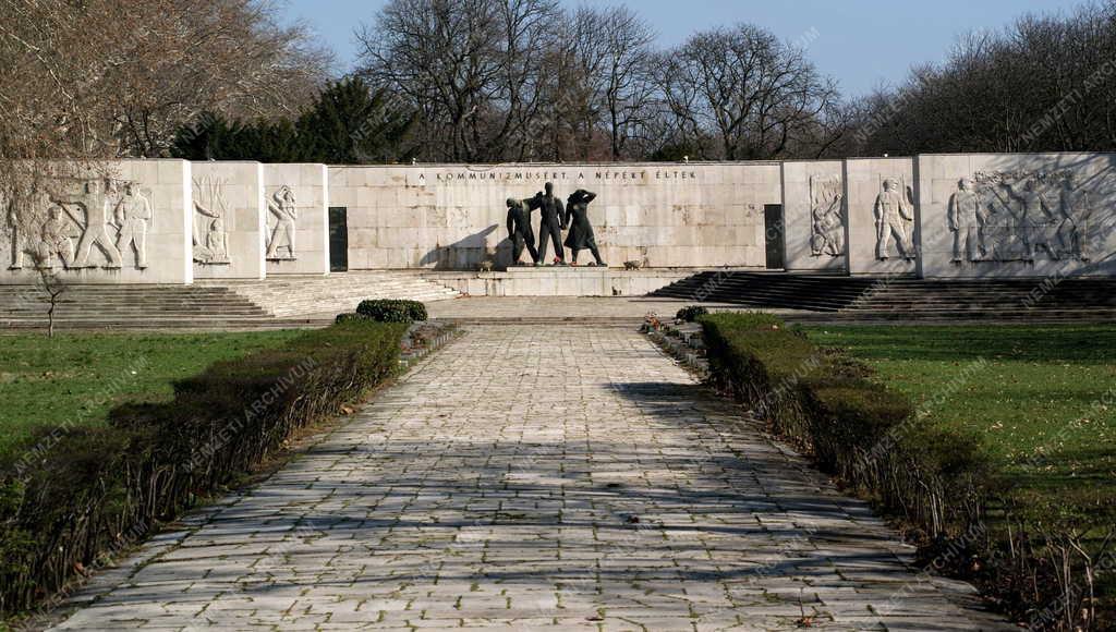 Temető -  Pantheon a Fiumei úti Nemzeti Sírkertben